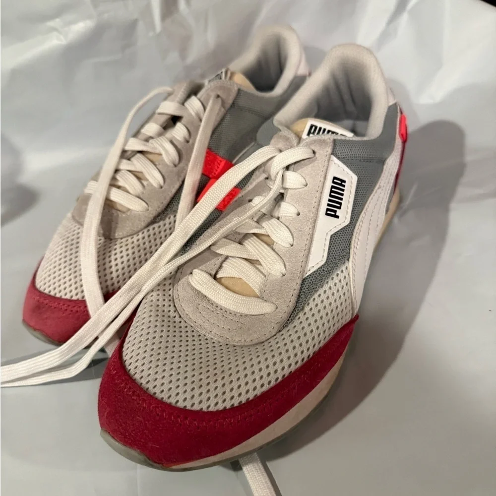 Women’s Puma FUTURE RIDER PLAY ON Size 8